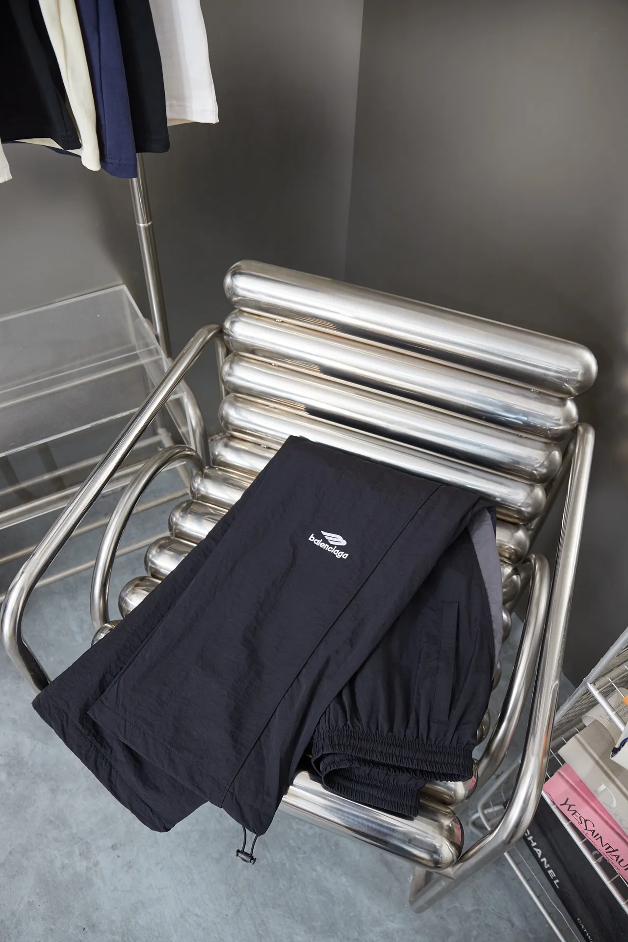 Balenciaga 𝘽𝘼𝙇𝙀𝙉𝘾𝙄𝘼𝙂𝘼 BLCG 25FW 3M embroidered ski sports woven trousers Light luxury A must-have item for men and women's daily commuting Correct version Welcome to compare Detailed features · Customized matt Taslan jacket fabric · The fabric has undergone a waterproof coating process · The interior is made of thickened warm polar fleece · Customized molded hardware zippers · Tajima high-speed embroidery machine with thousands of three-dimensional needles · Extremely complex and heavy-duty splicing and inserting technology · Double side pockets · Rear zipper patch pockets · Spring buckle elastic closure design on trouser legs · Original main mark washed tag brand packaging Color: Black/White Size: 46/48/50/52